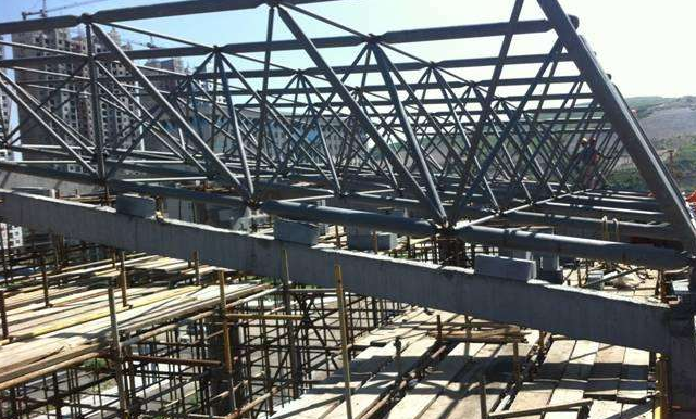 溧阳简述网架公司的黑色压型钢板的吊装步履